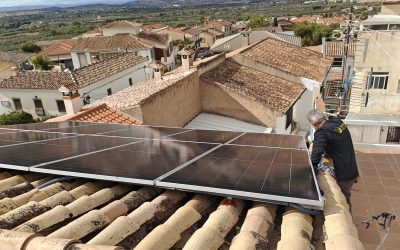 Instalación de planta solar de 10 kW en Gójar: eficiencia energética en cubiertas tradicionales